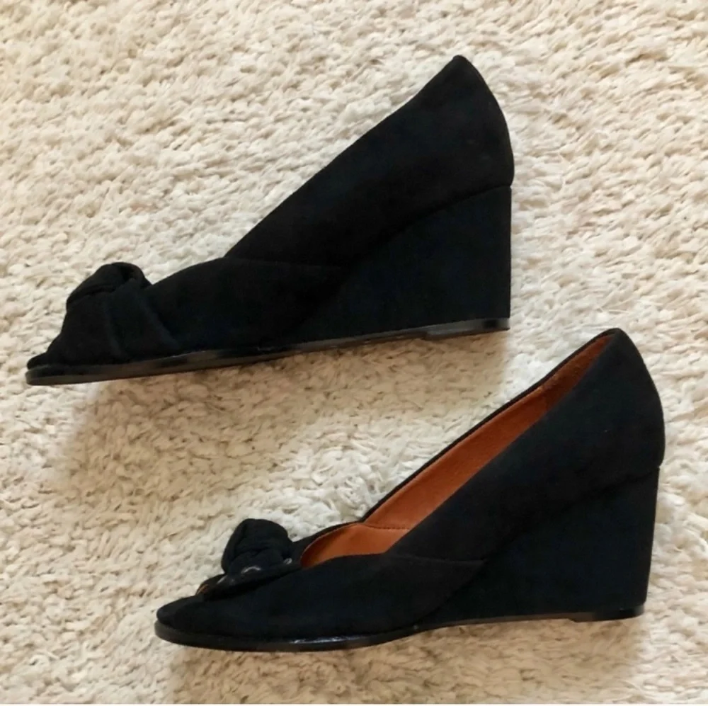 GENTLE SOULS Gabes Bow Black Suede Wedges Sz 8.5